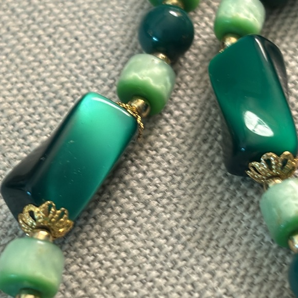 Vintage Japan one strand 2 tone green marbled glass necklace! - Picture 5 of 7
